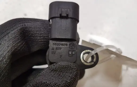 Opel Insignia A Camshaft position sensor 55201876
