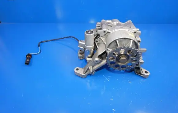 Jaguar XF X260 Oil pump G4D36L079