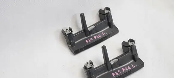 Headlight/headlamp mounting bracket