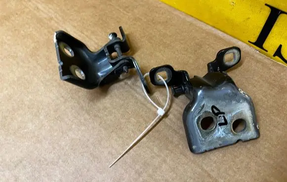 Dacia Sandero III Front door hinge set 