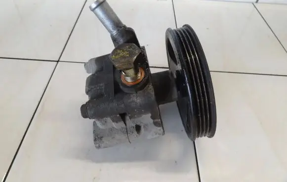 Nissan Almera Tino Power steering pump 56283073