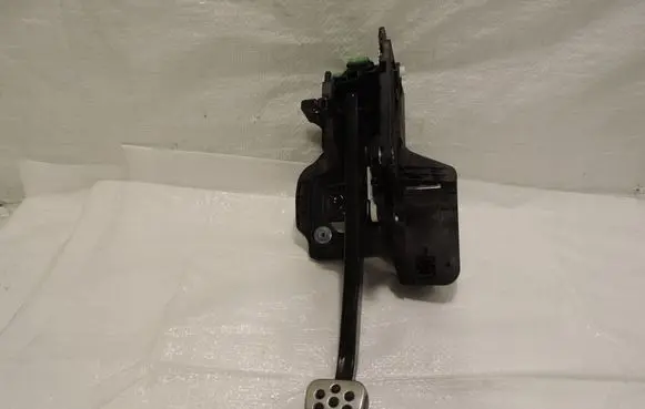 Opel Insignia B Clutch pedal 84393097