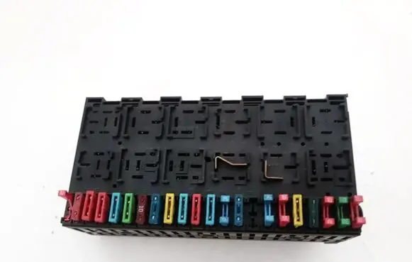 Volkswagen PASSAT B4 Fuse box set 357937039