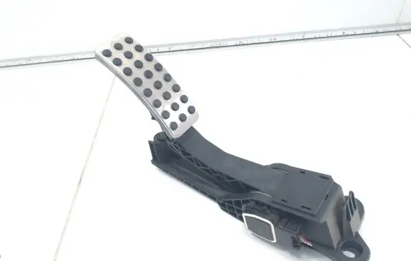 Mercedes-Benz ML W164 Accelerator throttle pedal A1643000104