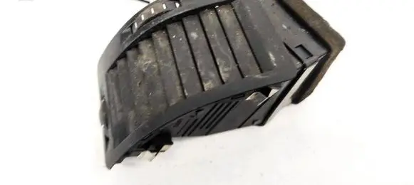 Skoda Octavia Mk2 (1Z) Dash center air vent grill 1Z0819702