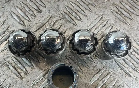 Hyundai Tucson TL Anti-theft wheel nuts and lock 