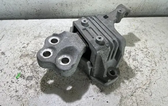 Jeep Cherokee Engine mount bracket P68270565AB 0919