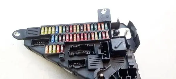 BMW 5 E60 E61 Fuse box set 913883001 518956057