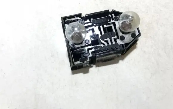 Volkswagen PASSAT B3 Tail light bulb cover holder 333945257