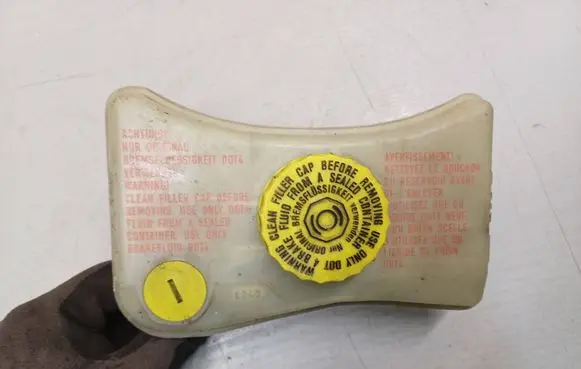 Skoda Superb B5 (3U) Master brake cylinder 8EO611301G