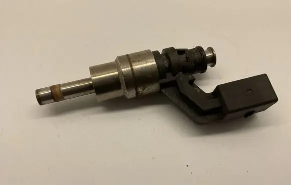 Skoda Octavia Mk2 (1Z) Fuel injector 03C906036A