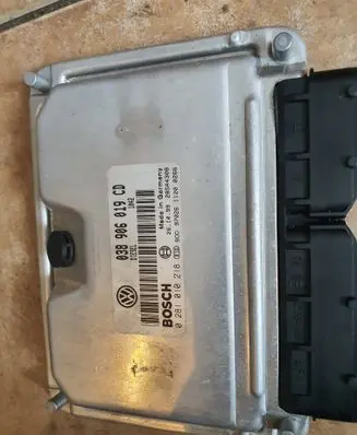 Volkswagen PASSAT B5 Engine control unit/module 0281010218 038906019CD 28SA4308