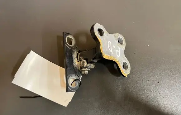 Volvo V60 Front door lower hinge C8P5D A046572 31218515