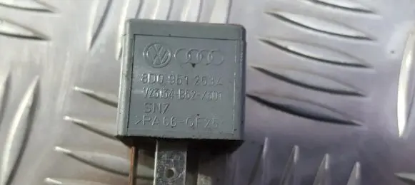 Volkswagen PASSAT B5.5 Other relay 8d0951253a v23134-b52-x301