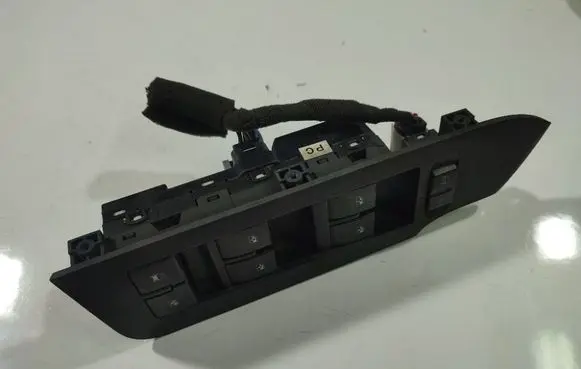 Chevrolet Captiva Electric window control switch 11071A