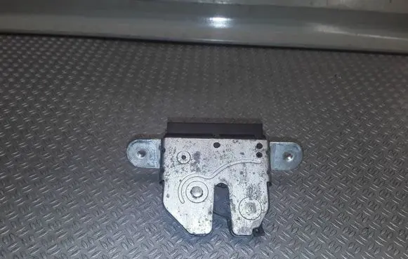 Opel Corsa D Tailgate/trunk/boot lock/catch/latch 55701971