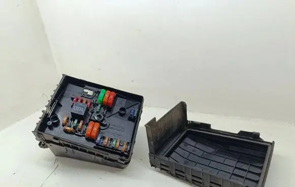 Volkswagen Touran I Fuse module 1k0937802