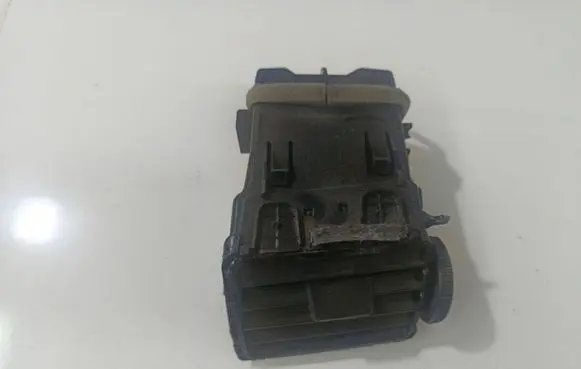 Nissan Tiida C11 Dash center air vent grill E67751620100