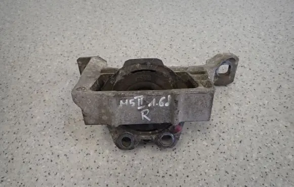 Engine mount vacuum valve