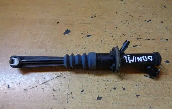 Renault Twingo III Clutch master cylinder A4532900600 306107265R 1035A