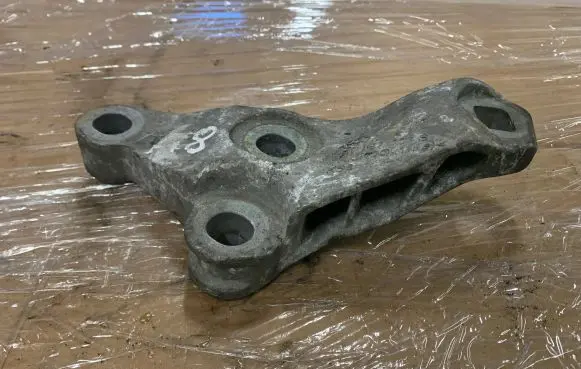 Audi A8 S8 D3 4E Engine mounting bracket 4E0199603S