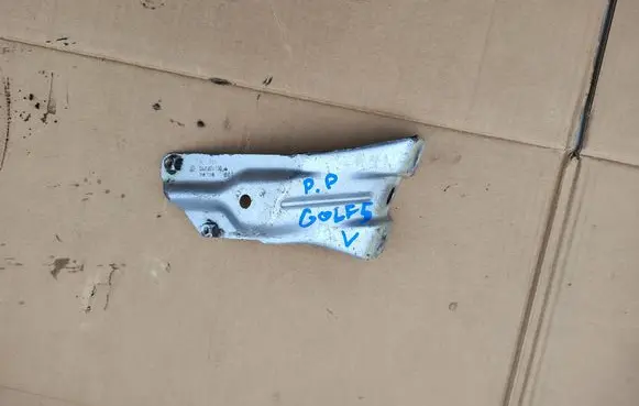 Volkswagen Golf V Fender mounting bracket