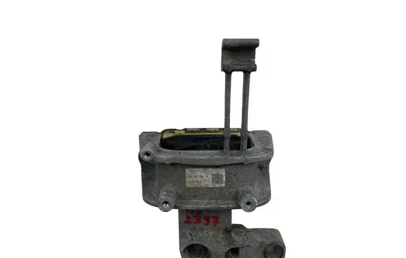 Volkswagen PASSAT B8 Engine mount bracket 3Q0199262J