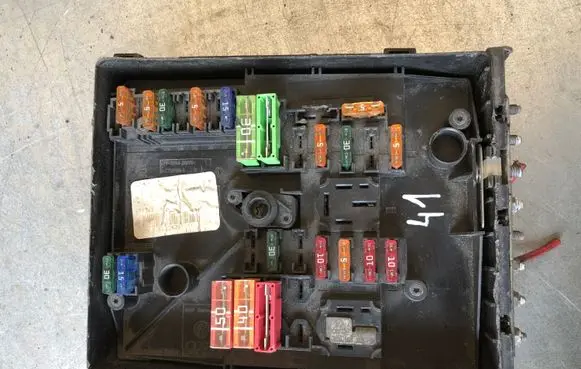 Volkswagen PASSAT B6 Fuse box set 4282629