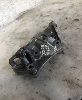 Peugeot 308 Gearbox mounting bracket 9810967480
