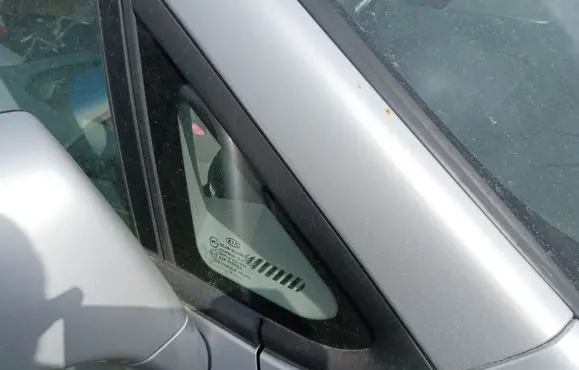 KIA Carens II Front triangle window/glass 