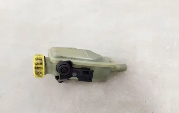 Mazda CX-7 Power steering fluid tank/reservoir