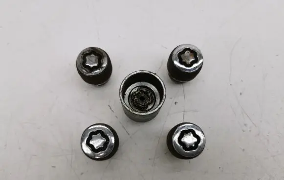Hyundai i40 Anti-theft wheel nuts and lock 