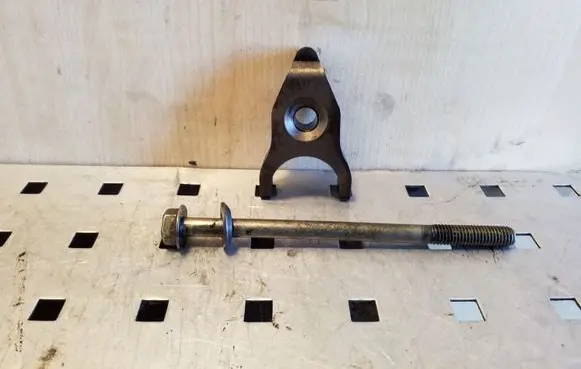 Toyota RAV 4 (XA20) Fuel Injector clamp holder