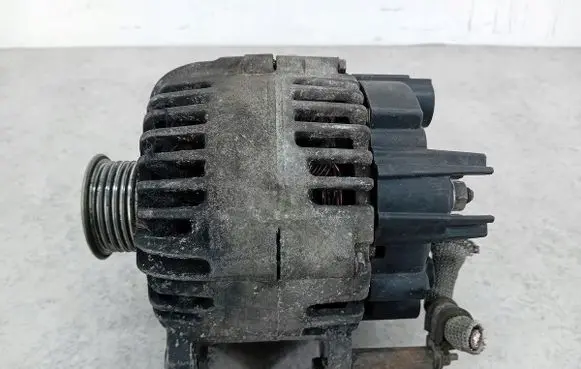 Volkswagen Touran I Generator/alternator 03C903023B