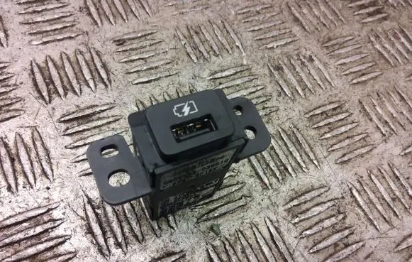 Nissan Juke II F16 USB socket connector cbc0033030010