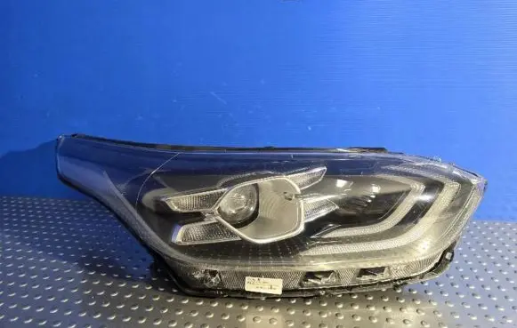 KIA Ceed Headlight/headlamp 92102J7100