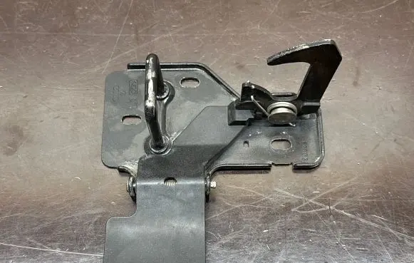 Audi Q7 4L Engine bonnet/hood lock/latch loop/hook 4L0823480A