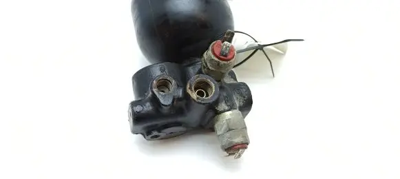 BMW 7 E23 Brake power pressure regulator 10051505141 10484315113