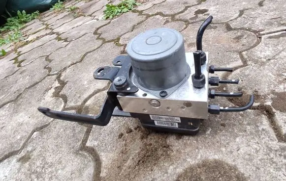 Hyundai Santa Fe ABS Pump 589000S1890