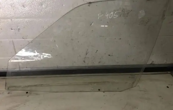 Peugeot 405 Front door window glass four-door
