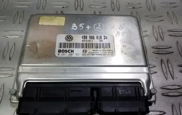Volkswagen PASSAT B5.5 Engine control unit/module 4B0906018DA 0261207931 26SA8584