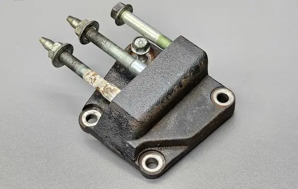 Honda CR-V Engine mounting bracket