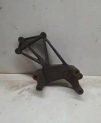 Engine mounting bracket