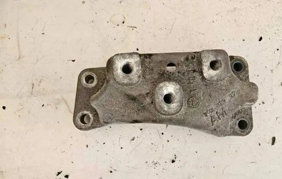 Volkswagen PASSAT B6 Engine mounting bracket 1K0199117