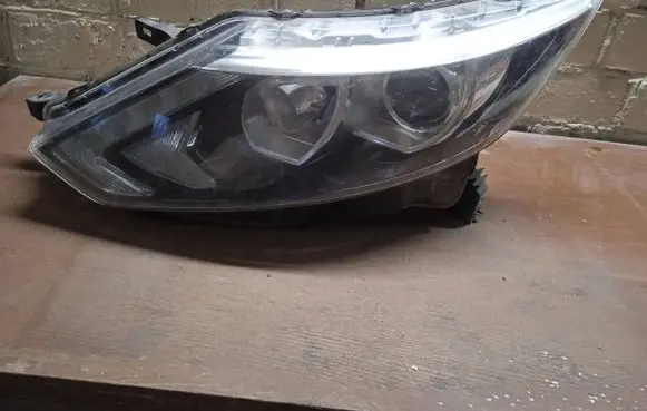 Nissan Qashqai Headlight/headlamp 10018013