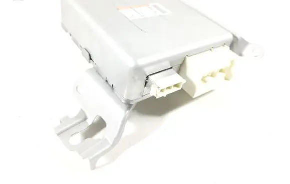 Toyota Avensis T270 Steering rack control module 8965005090