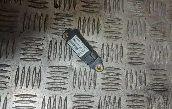 Mercedes-Benz SLK R170 Airbag deployment crash/impact sensor 0018200726 004637