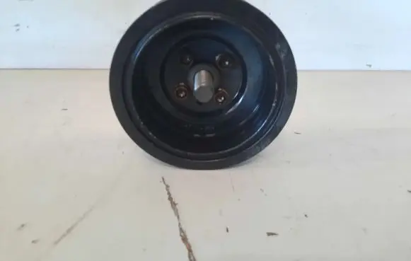 Volkswagen PASSAT B6 Crankshaft pulley 03G105243