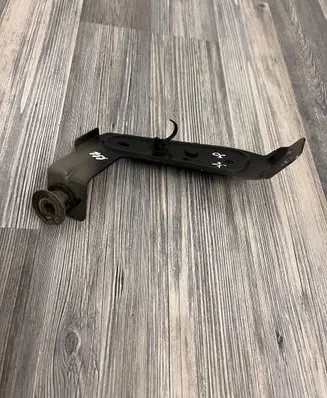 Volvo XC90 Fender mounting bracket