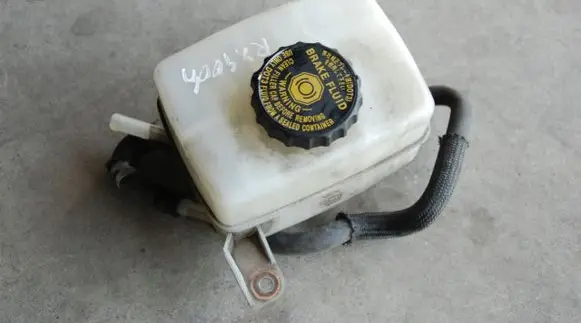 Brake fluid reservoir